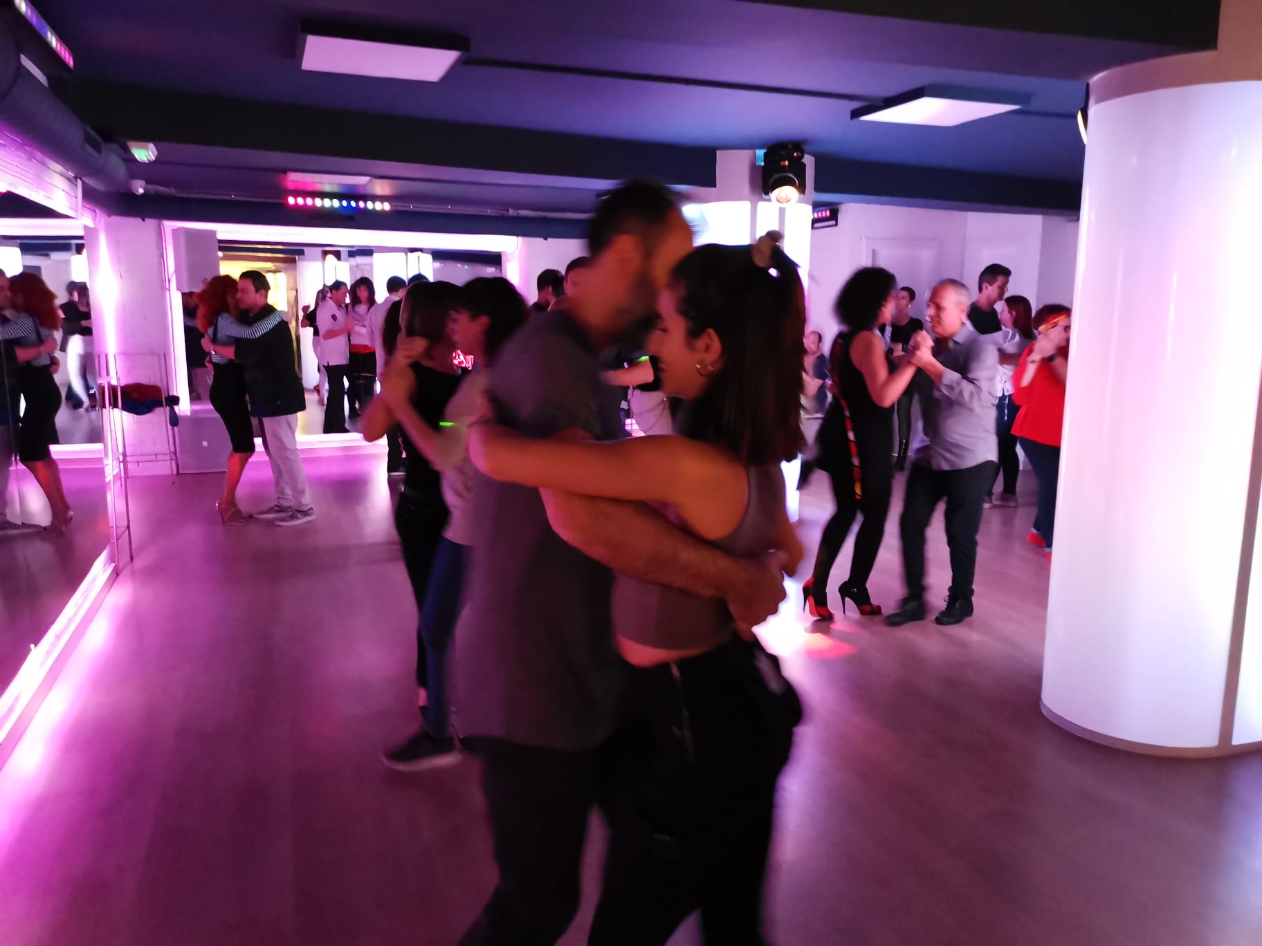 Clase de baile con suelo de parquet